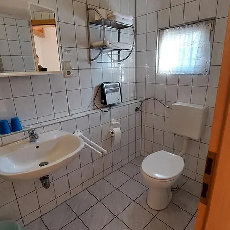 Gaestehaus Bergwald לינה וארוחת בוקר