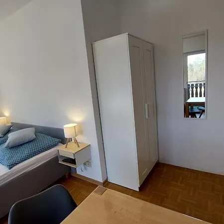 לינה וארוחת בוקר Gaestehaus Bergwald קורורט גוריש