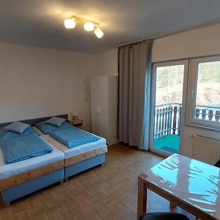 לינה וארוחת בוקר Gaestehaus Bergwald 3*